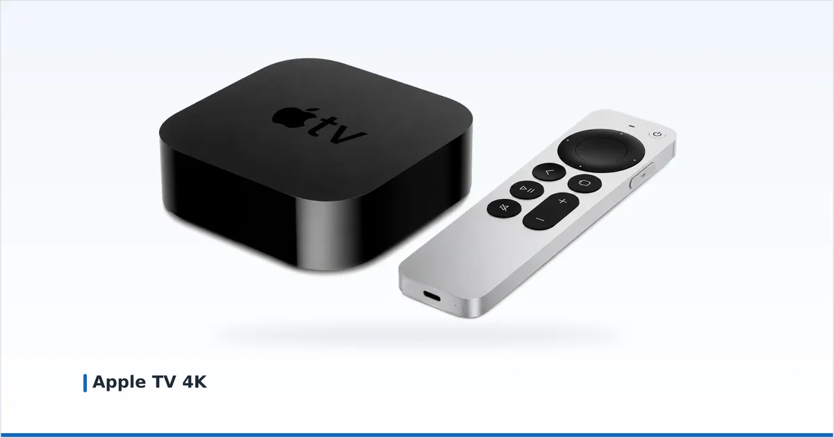 Apple TV 4K-boksen med Siri Remote på nøytral hvit bakgrunn