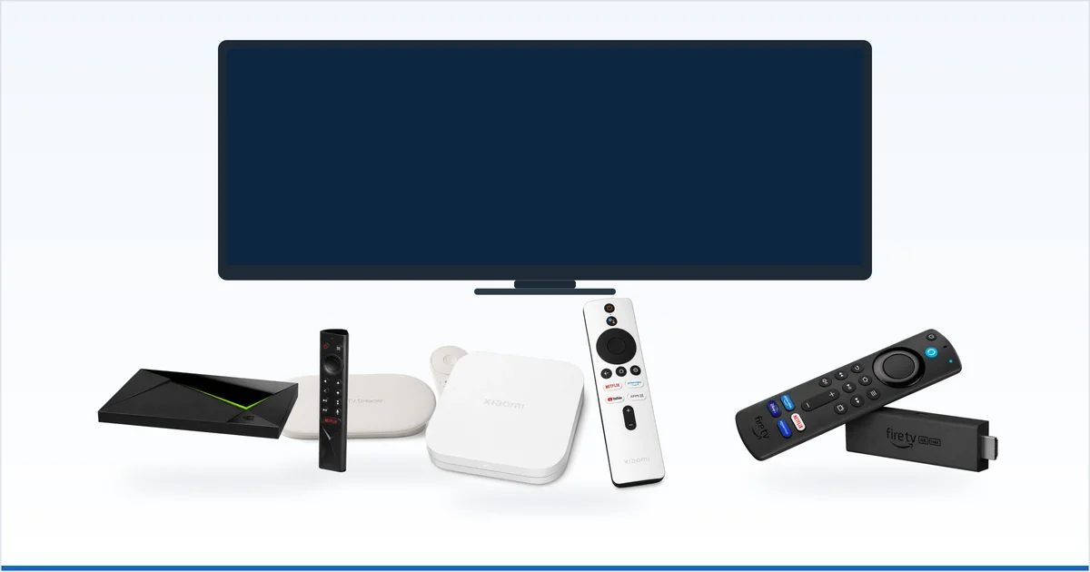 Fire strømmeenheter for IPTV-spillerapper samlet foran en 4K-TV