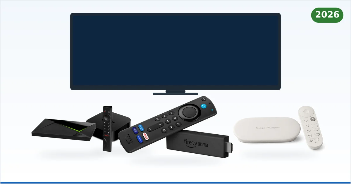 De fire beste strømmeenhetene i 2026 samlet foran en TV — Fire TV Stick 4K Max, NVIDIA Shield TV Pro, Google TV Streamer 4K og Apple TV 4K