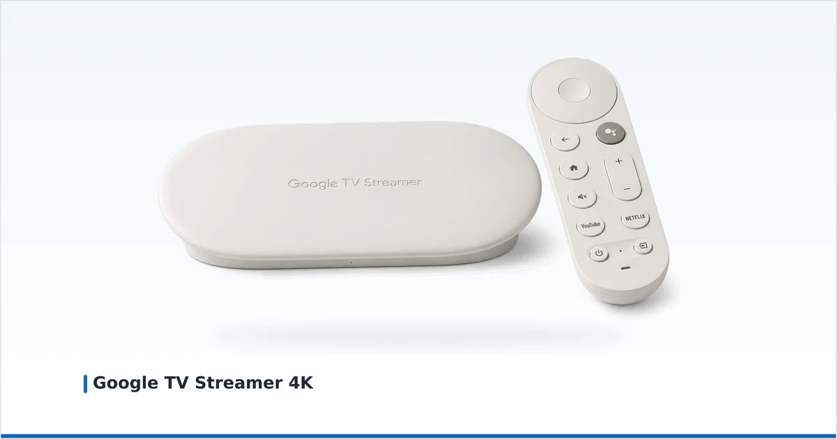 Google TV Streamer 4K-boksen med fjernkontrollen sin på nøytral hvit bakgrunn