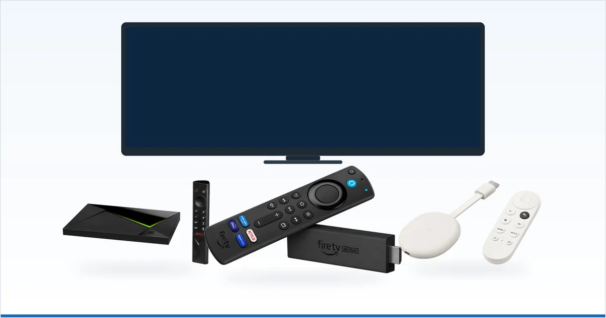 En strømmestick, en strømmeboks og en dongle side om side foran en 4K-TV