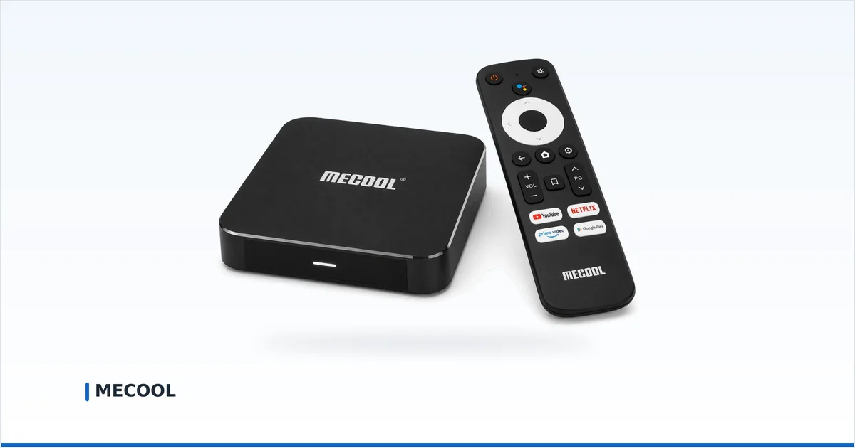 En MECOOL Android TV-boks med fjernkontrollen på nøytral hvit bakgrunn