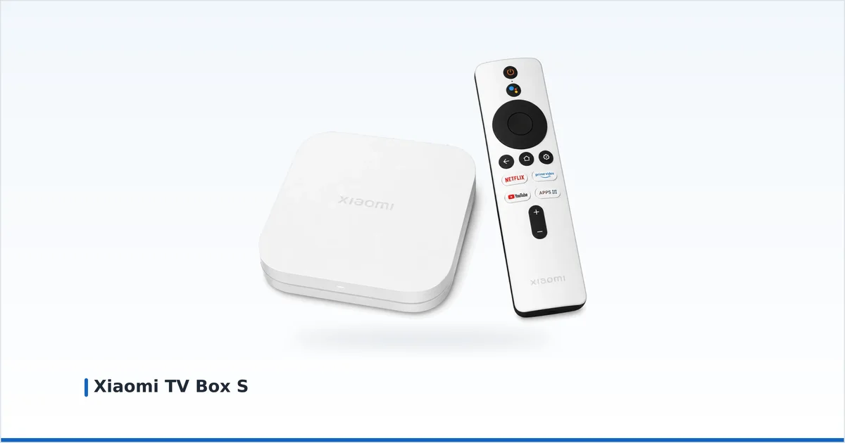 Xiaomi TV Box S med fjernkontrollen på nøytral hvit bakgrunn